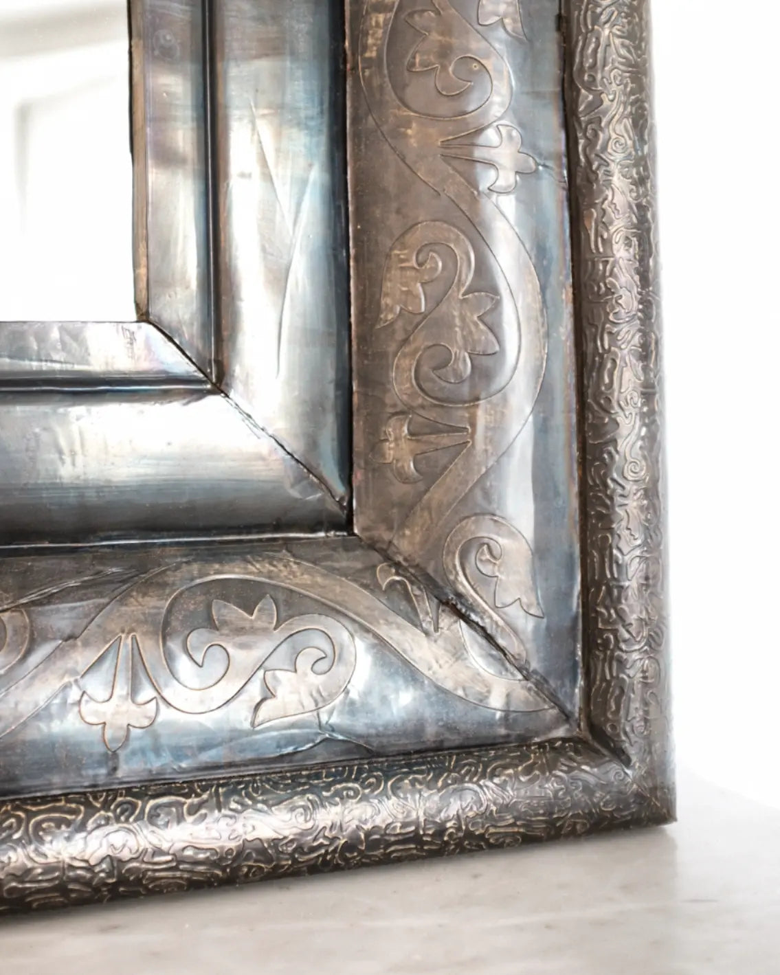 Grand miroir en métal embossé