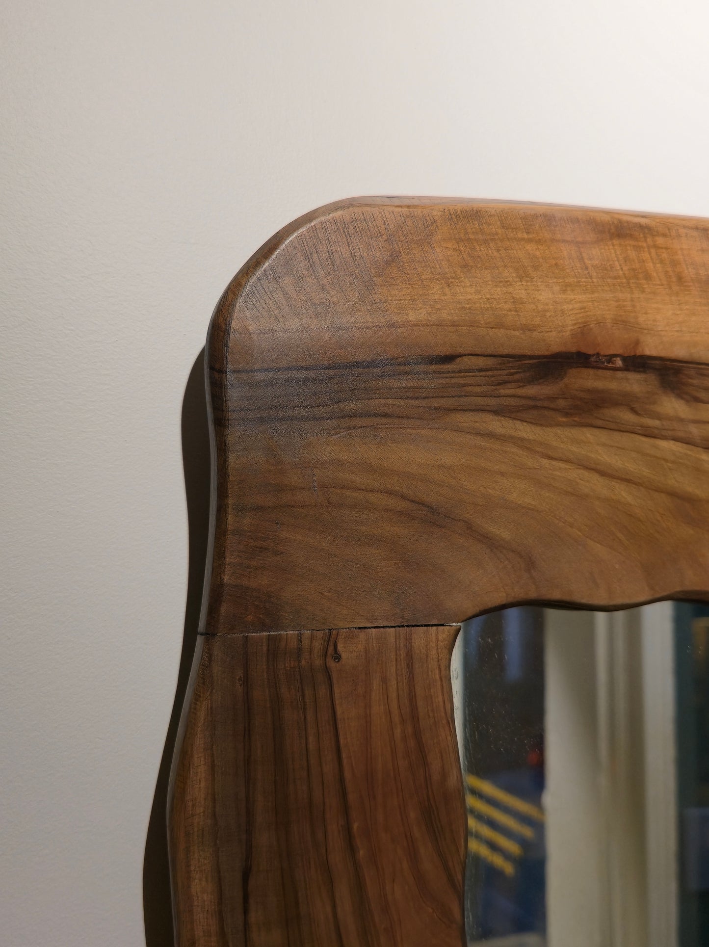 Miroir en olivier brutaliste