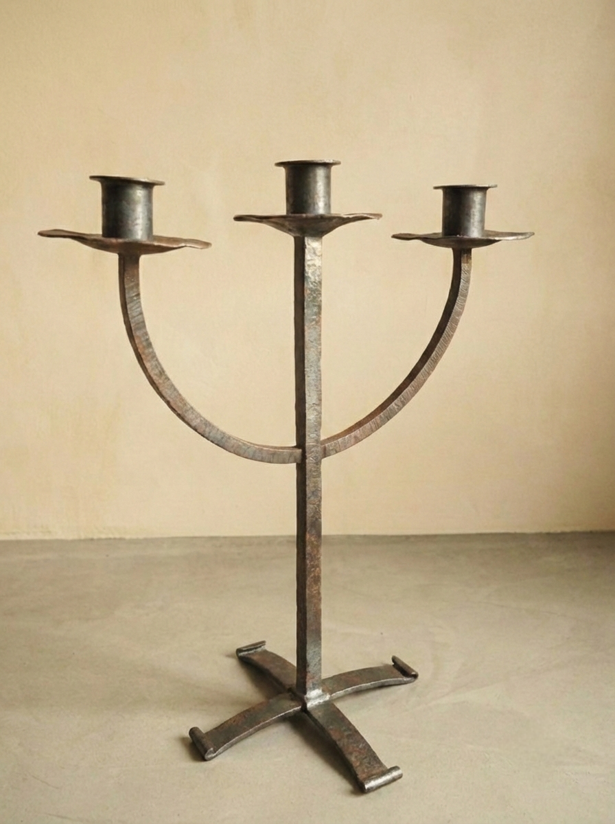 Candelabre en métal ciselé