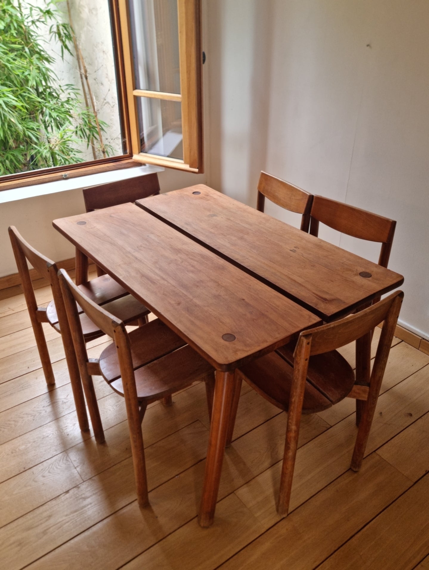 Set de 6 chaises et une table Gautier Delaye