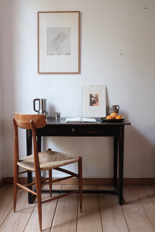 Petit bureau clouté en bois teinté