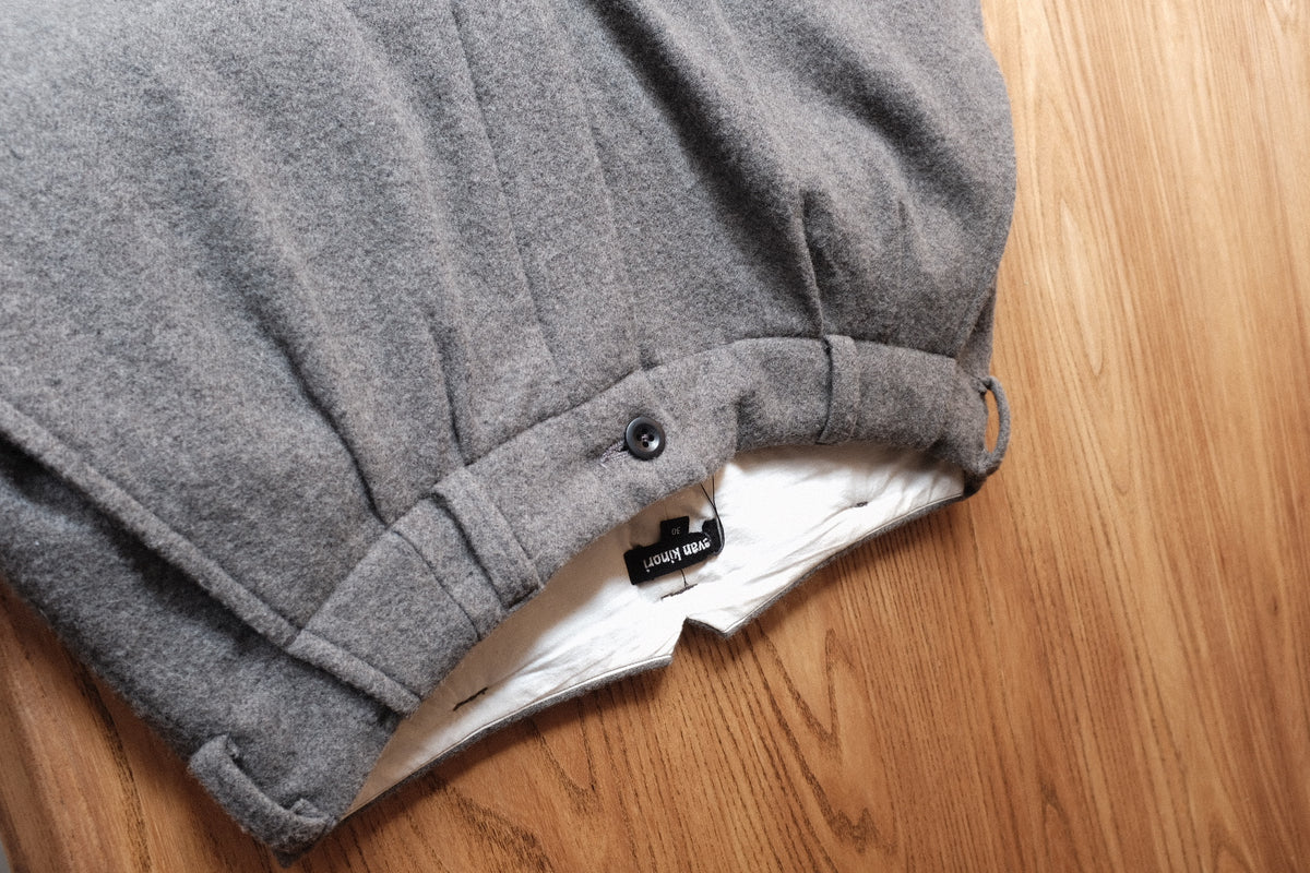 Two Pleat Pant, flanelle laine et cachemire gris moyen – Evan Kinori