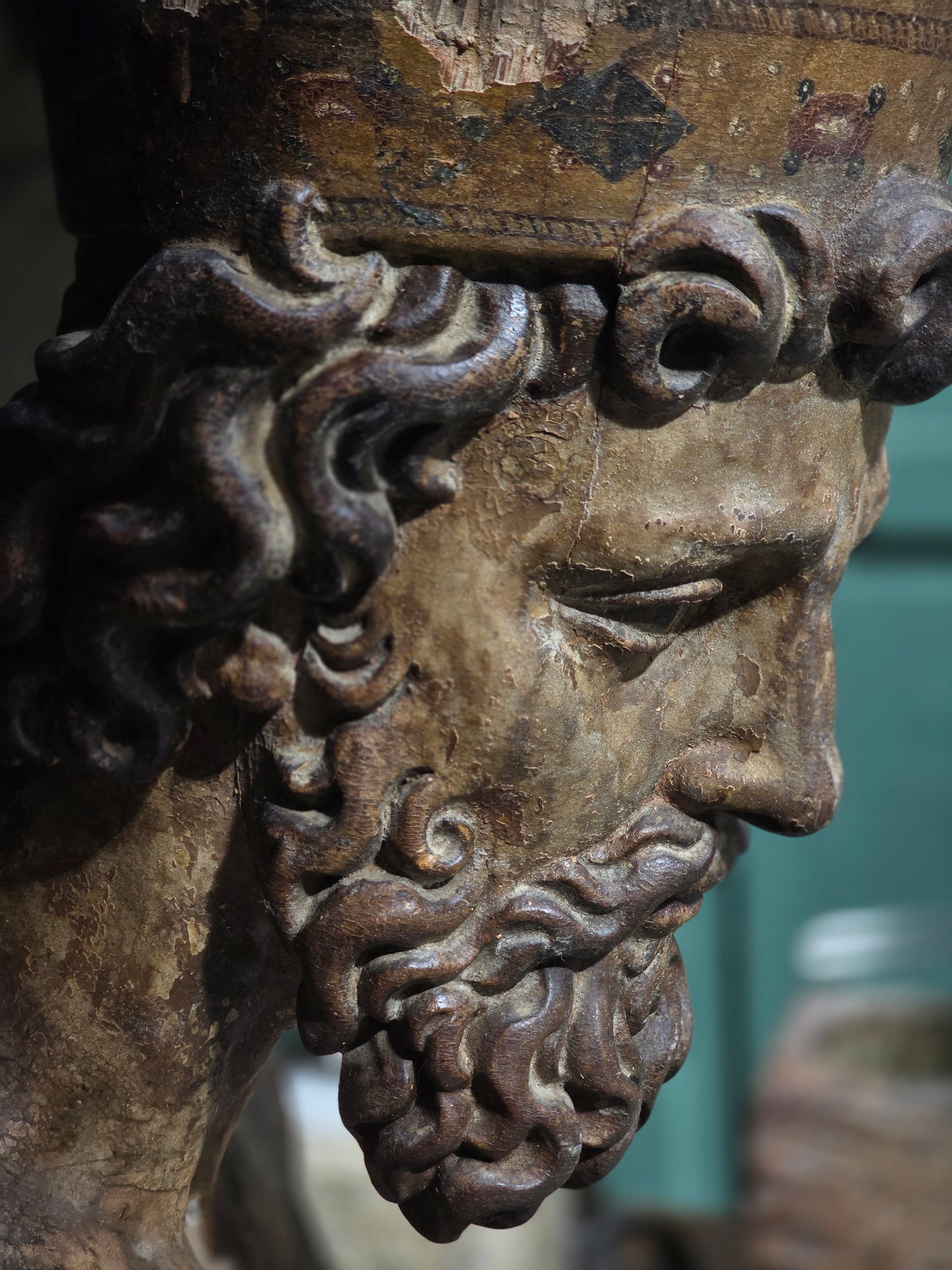 Carved wooden bust, King Samomon, High Period