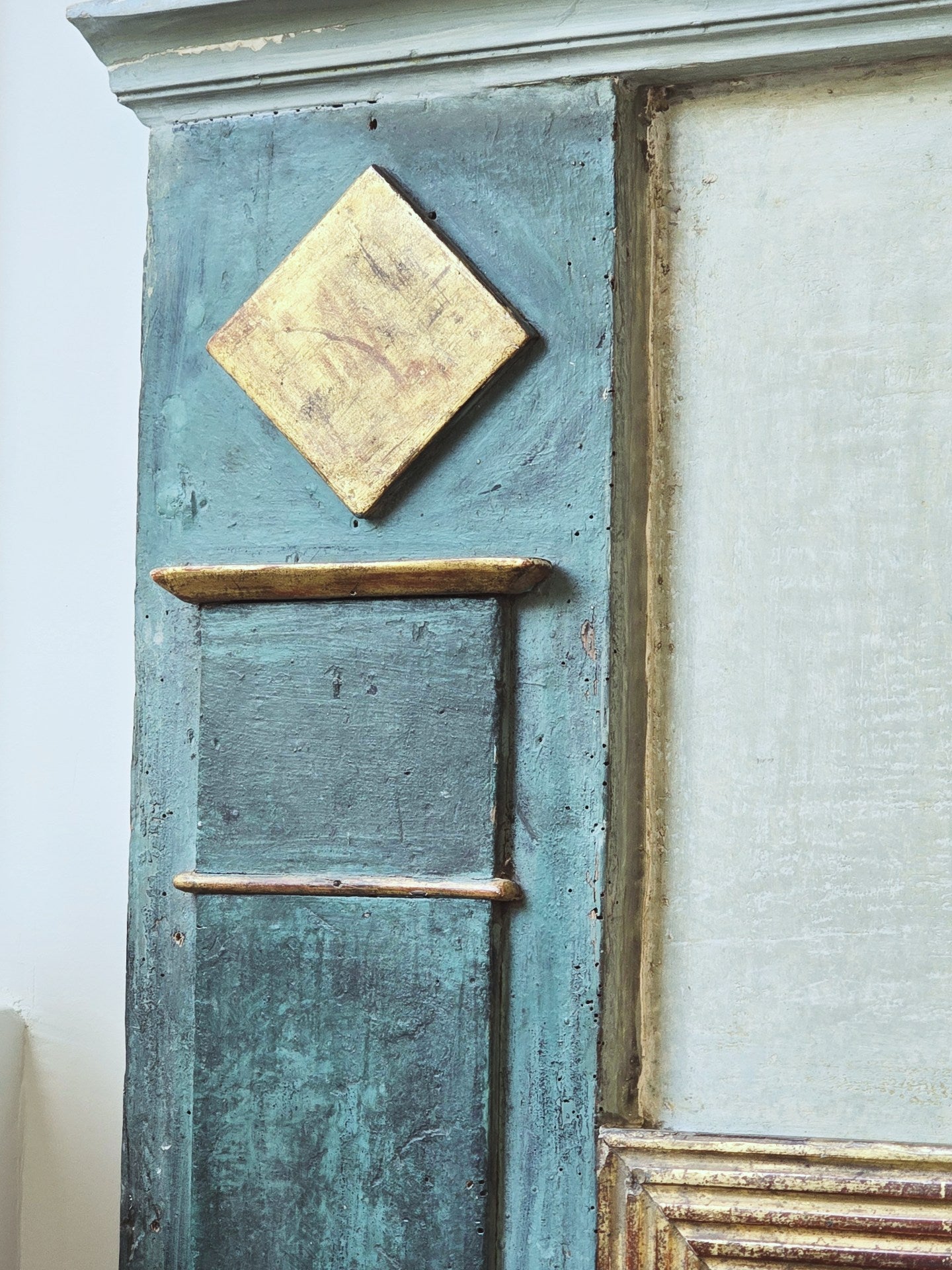 Trumeau neoclassique en bois doré et peint