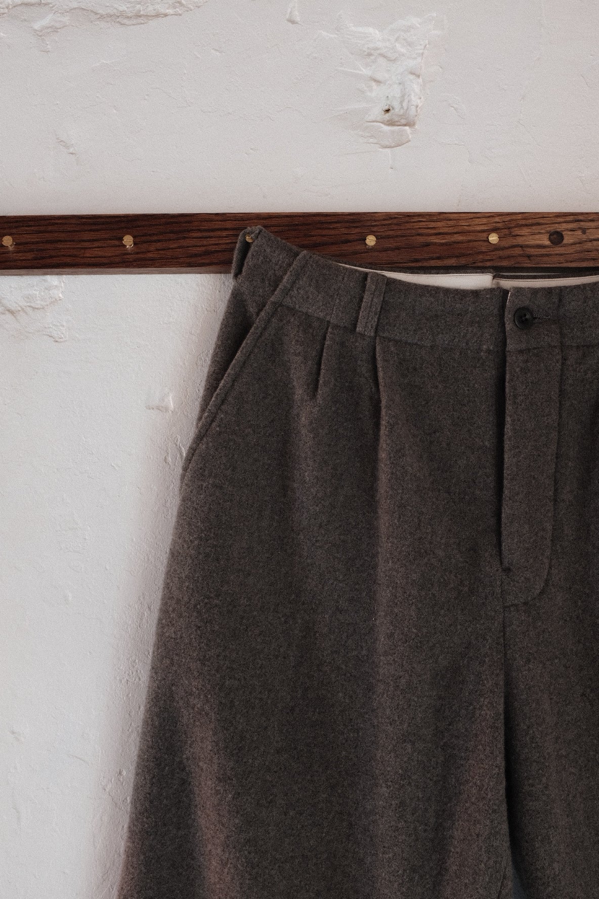 Two Pleat Pant, flanelle laine et cachemire gris moyen – Evan Kinori
