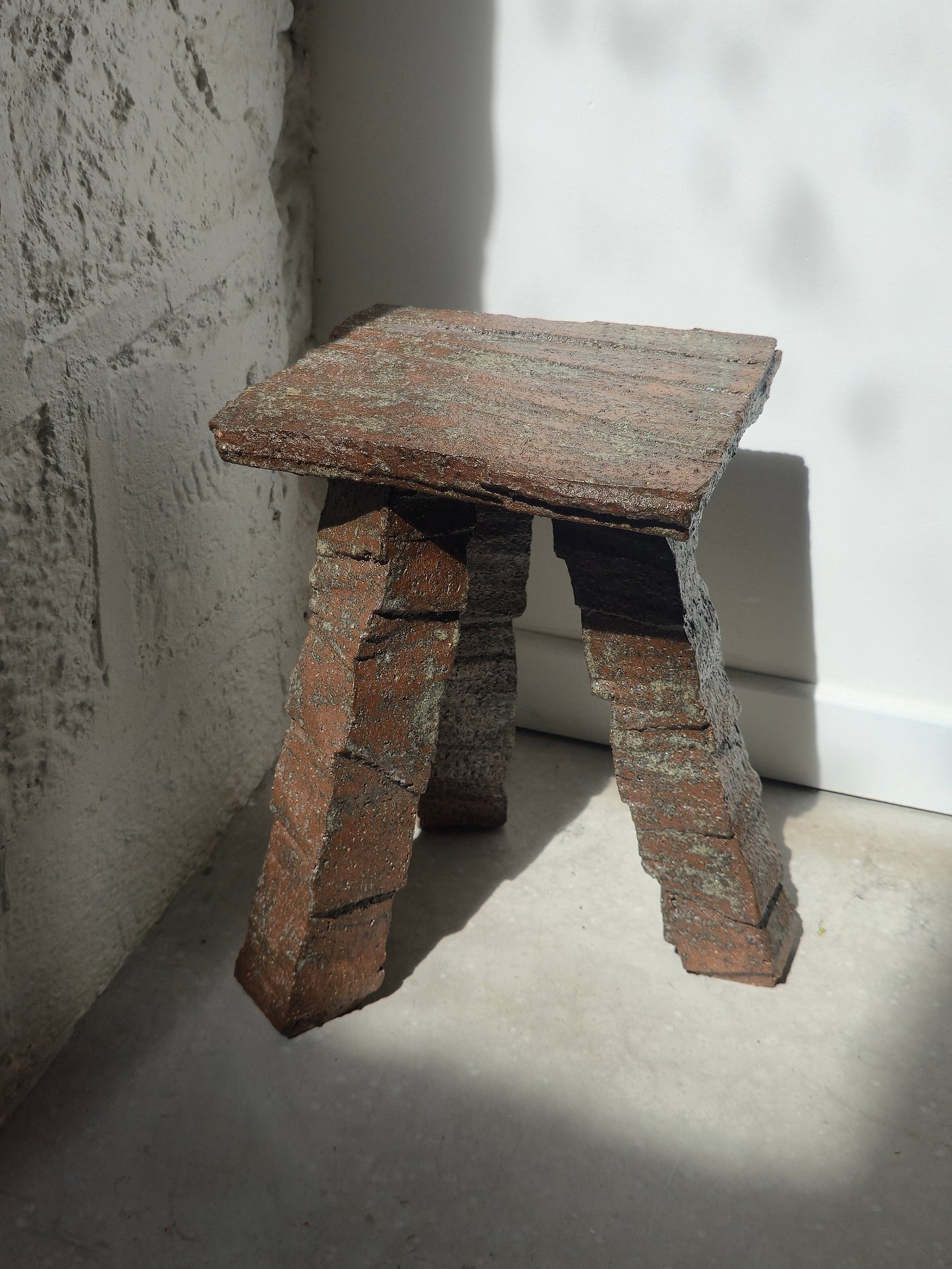 Tabouret haut en grès par Alice Trescarte