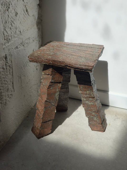 Tabouret haut en grès par Alice Trescarte