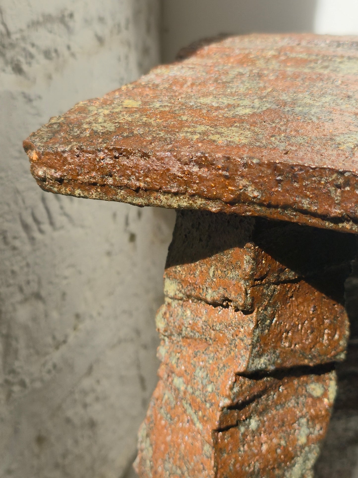 Tabouret haut en grès par Alice Trescarte
