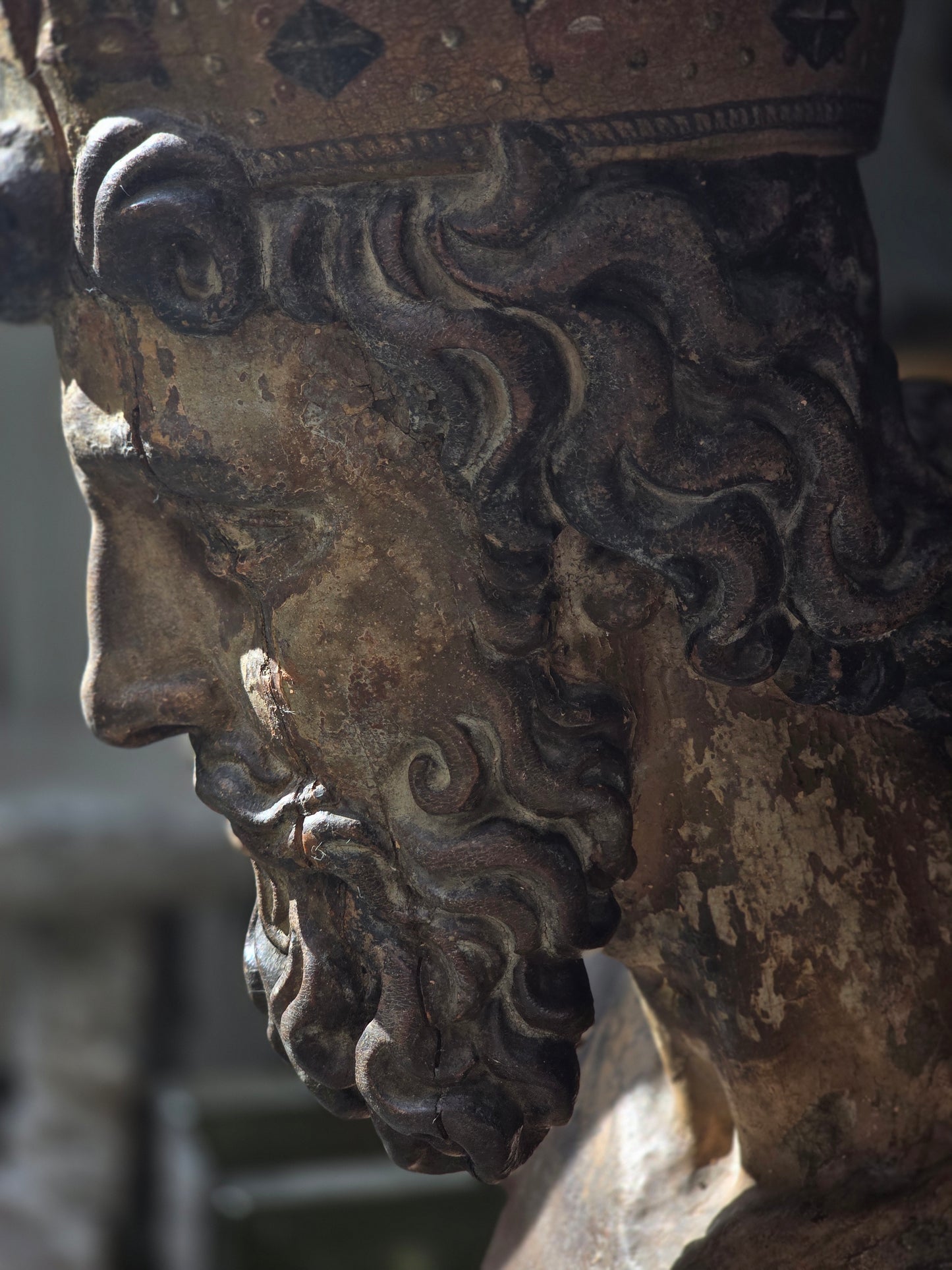 Carved wooden bust, King Samomon, High Period