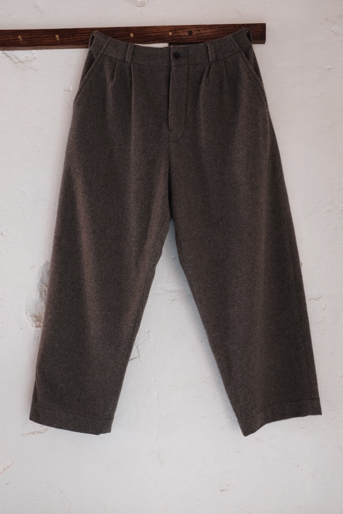 Two Pleat Pant, flanelle laine et cachemire gris moyen – Evan Kinori