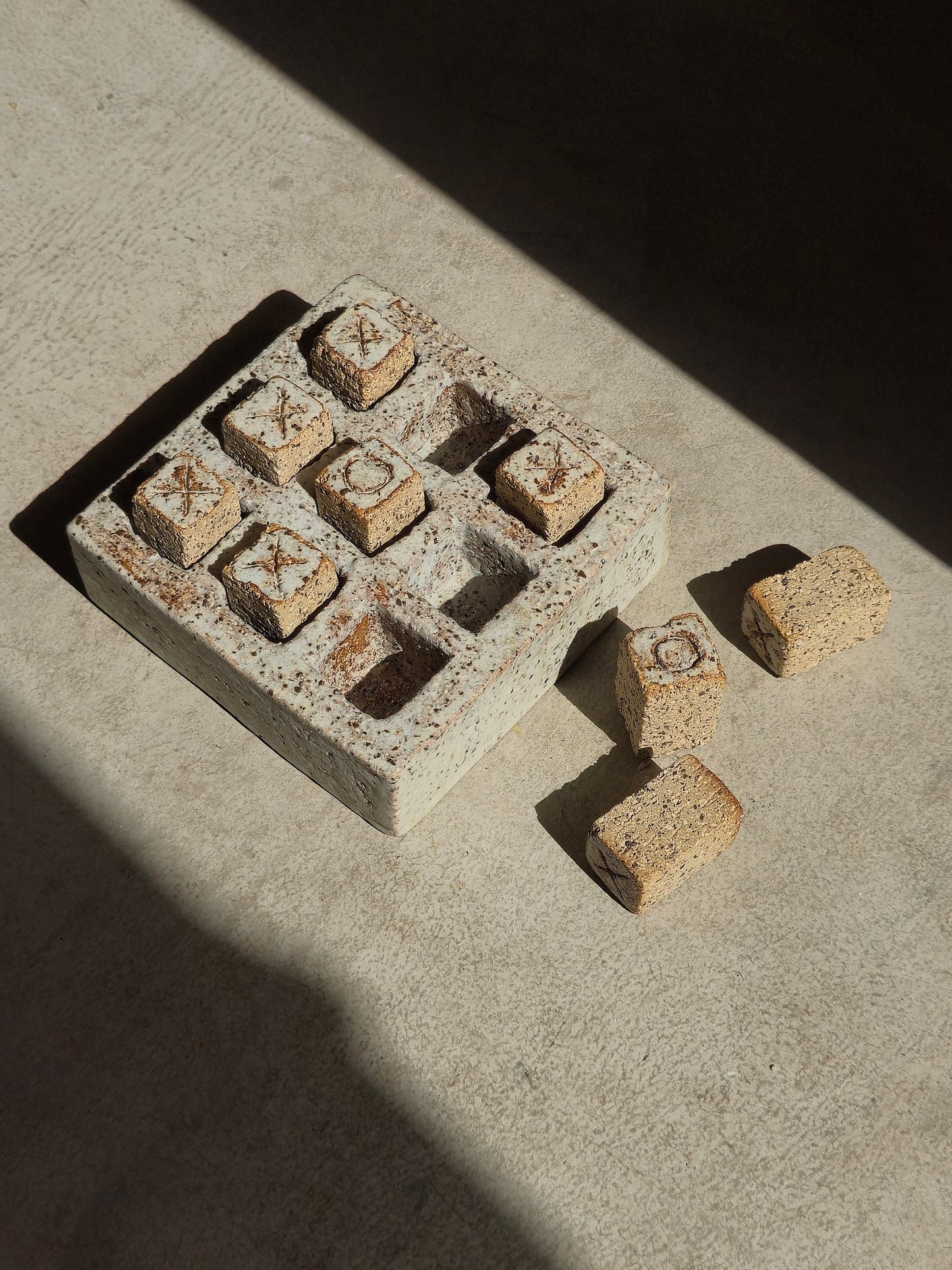Tic-tac-toe en grès