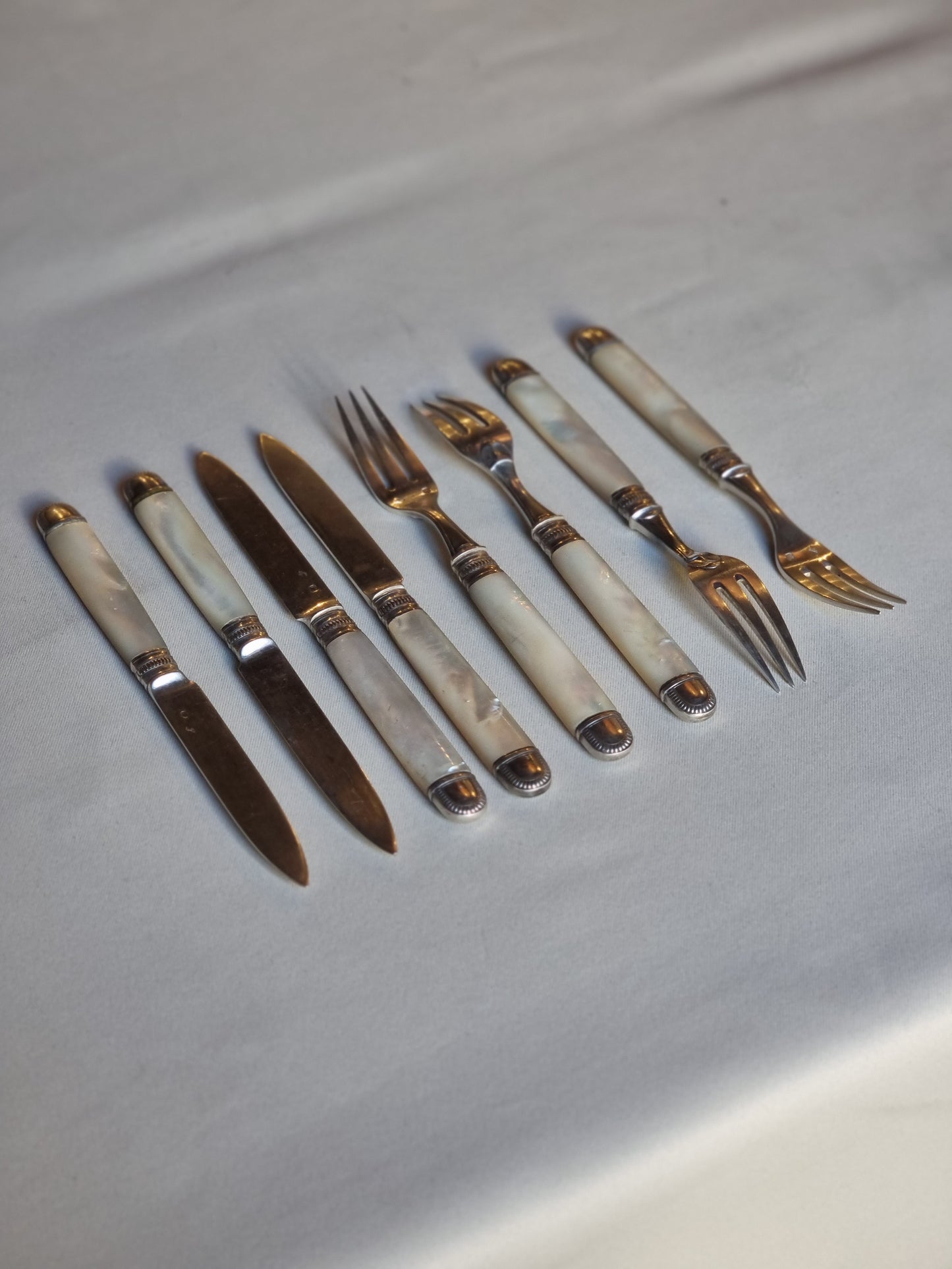 Couteaux et fourchettes en argent et nacre