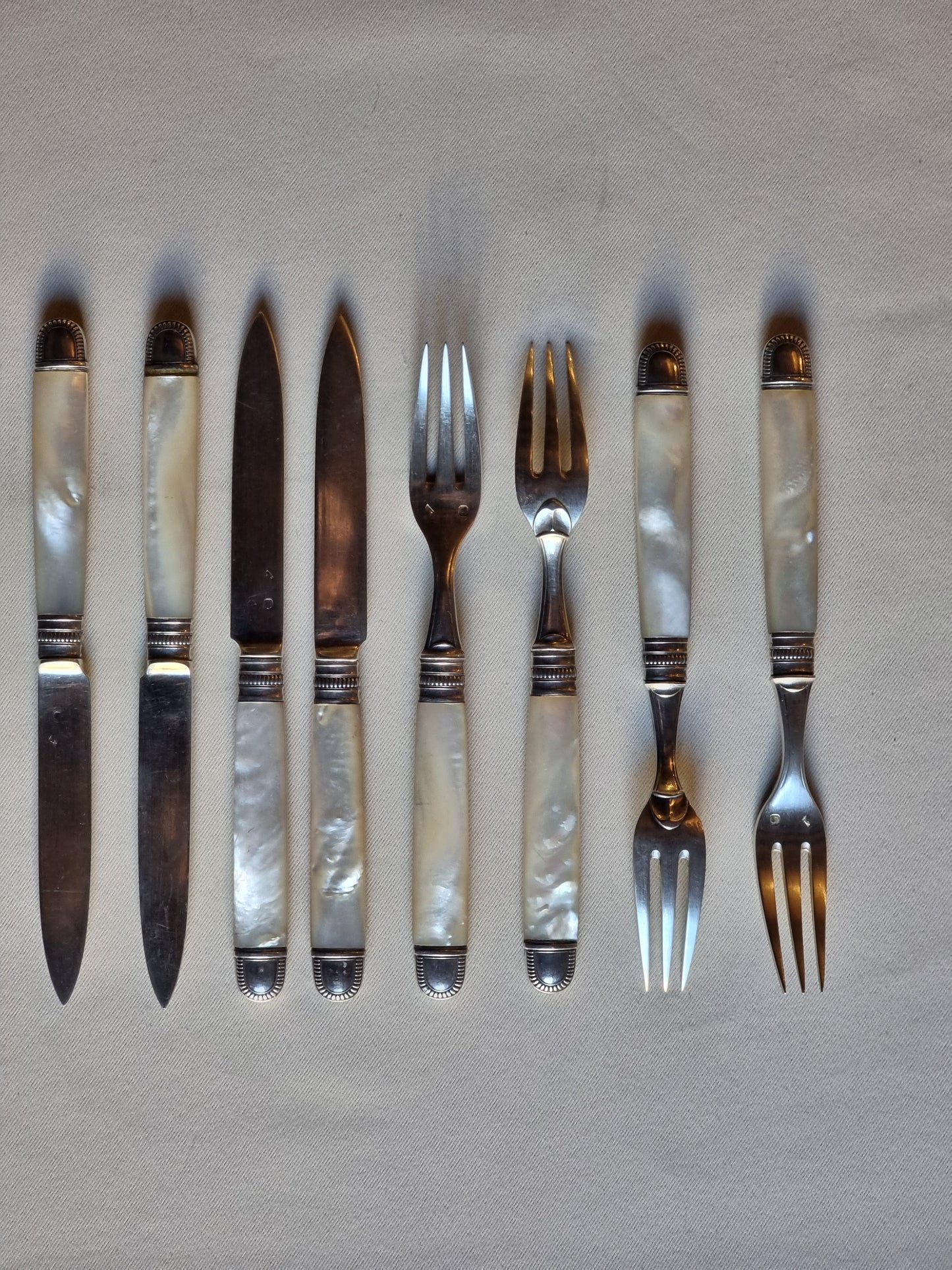 Couteaux et fourchettes en argent et nacre