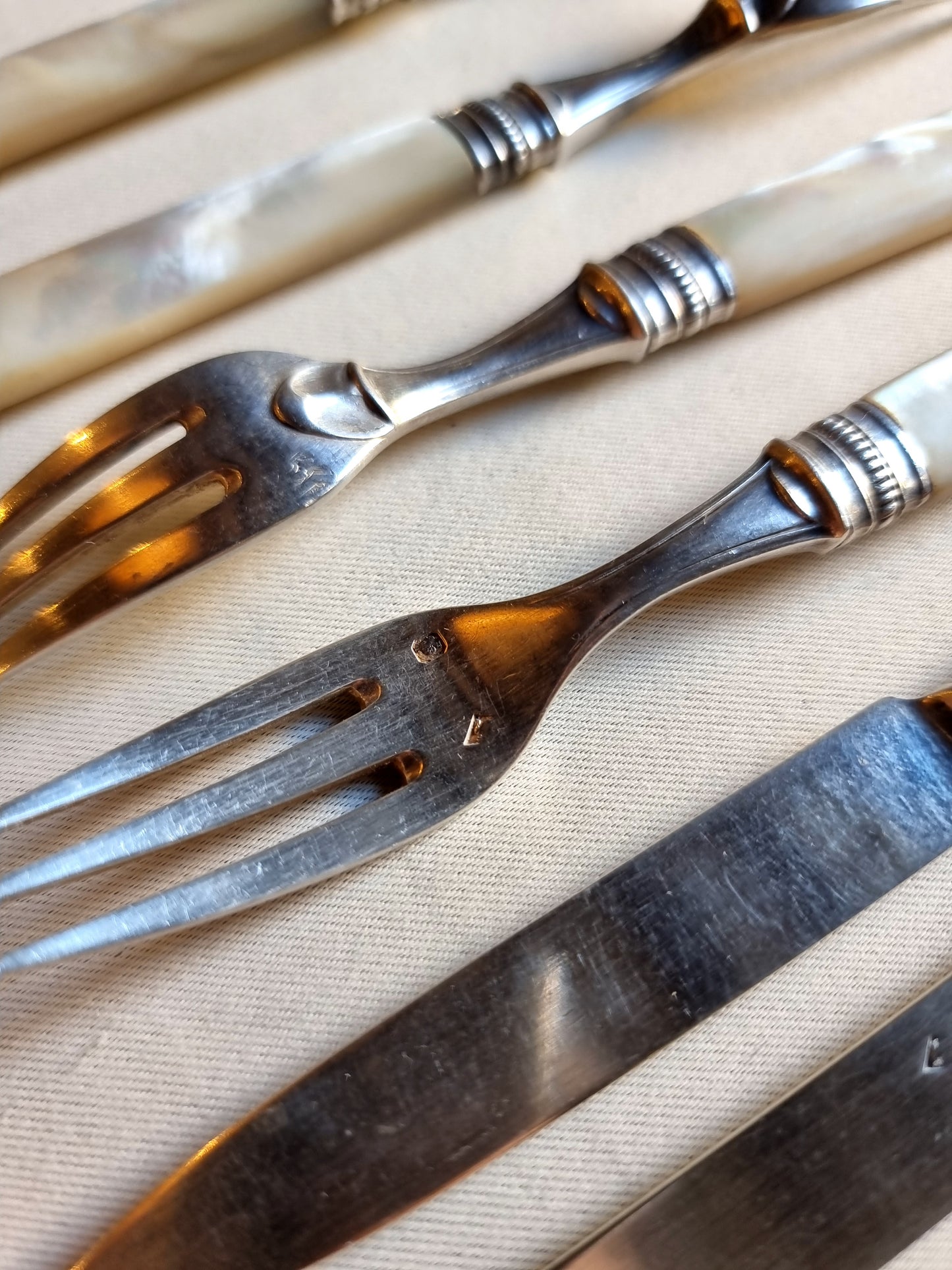 Couteaux et fourchettes en argent et nacre