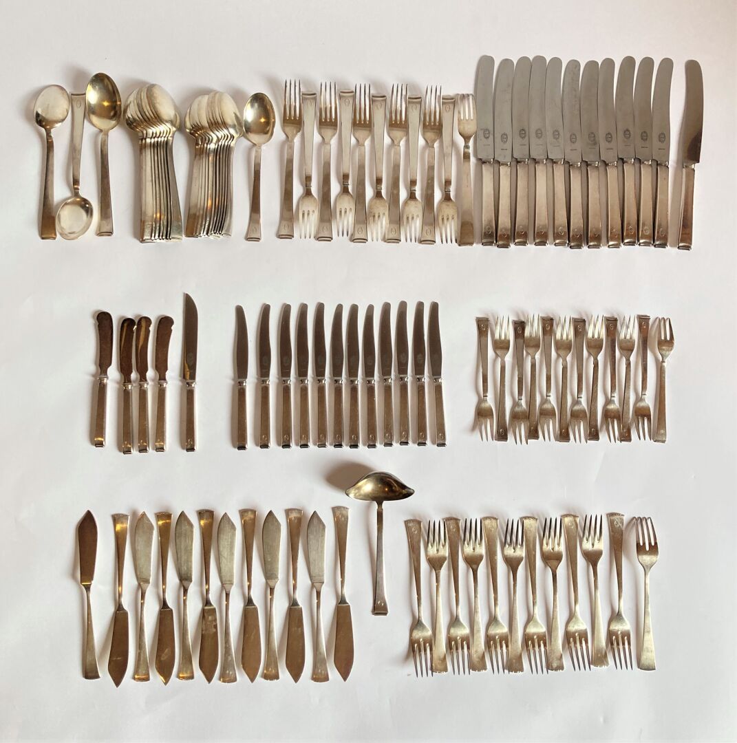 Ménagère En Métal Argenté, La Spatule à Décor Rocaille, Elle Comprend Douze Couverts Douze Couverts A Ménagère En Métal Argenté, La Spatule à Décor Rocaille, Elle Comprend Douze Couverts Douze Couverts A