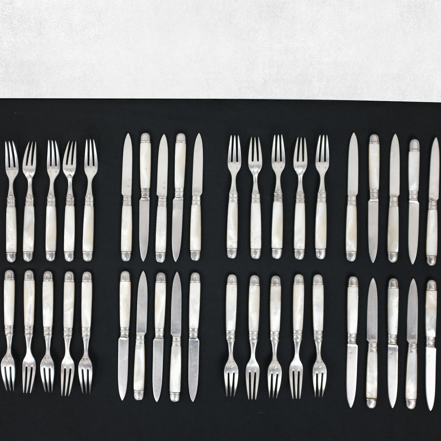 Couteaux et fourchettes en argent et nacre